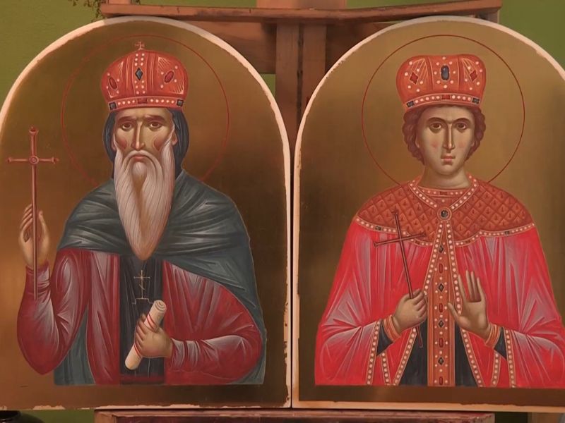 dve pravoslavne ikone na stolu u kući 