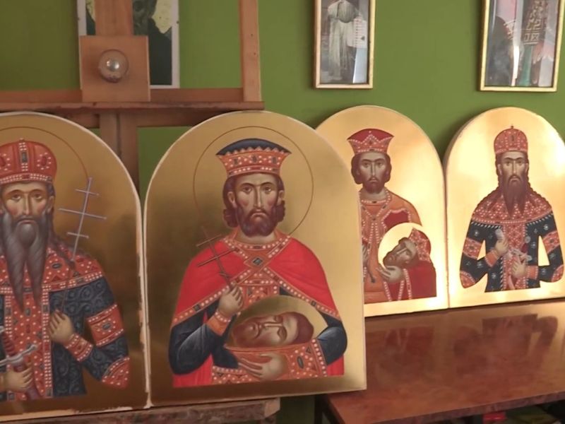 ikone na stolu u kući